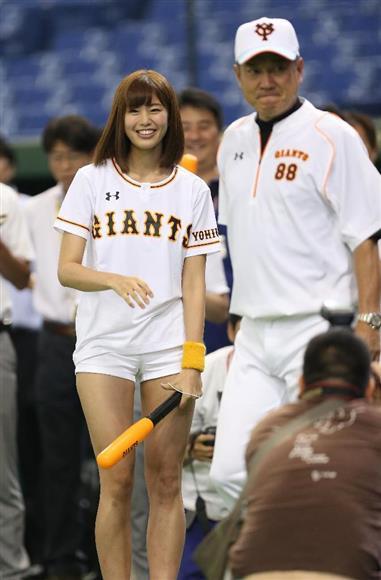 神スイング稲村亜美!美しすぎる野球バッティング 