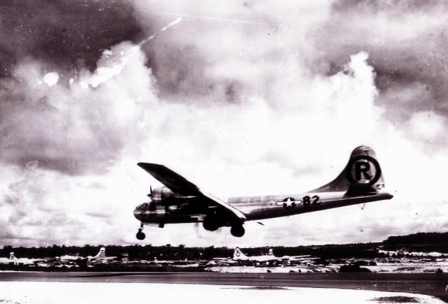 B-29EnolaGay+landing+after+the+atomic+bombing+mission+on+Hiroshima_convert_20160509135028.jpg