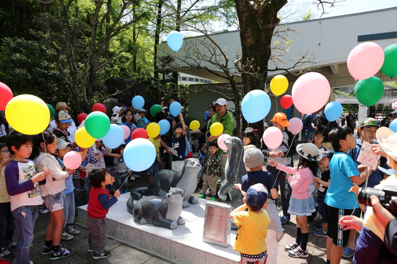 とべ動物園にてニホンカワウソ像の除幕式