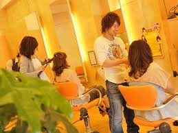 初めて日本の美容院を体験した外国人が絶賛！黒人女性の髪質でもキレイにしてしまう日本の美容院に海外興味津々（海外反応）