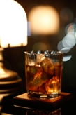 飲み物－ウイスキーと照明