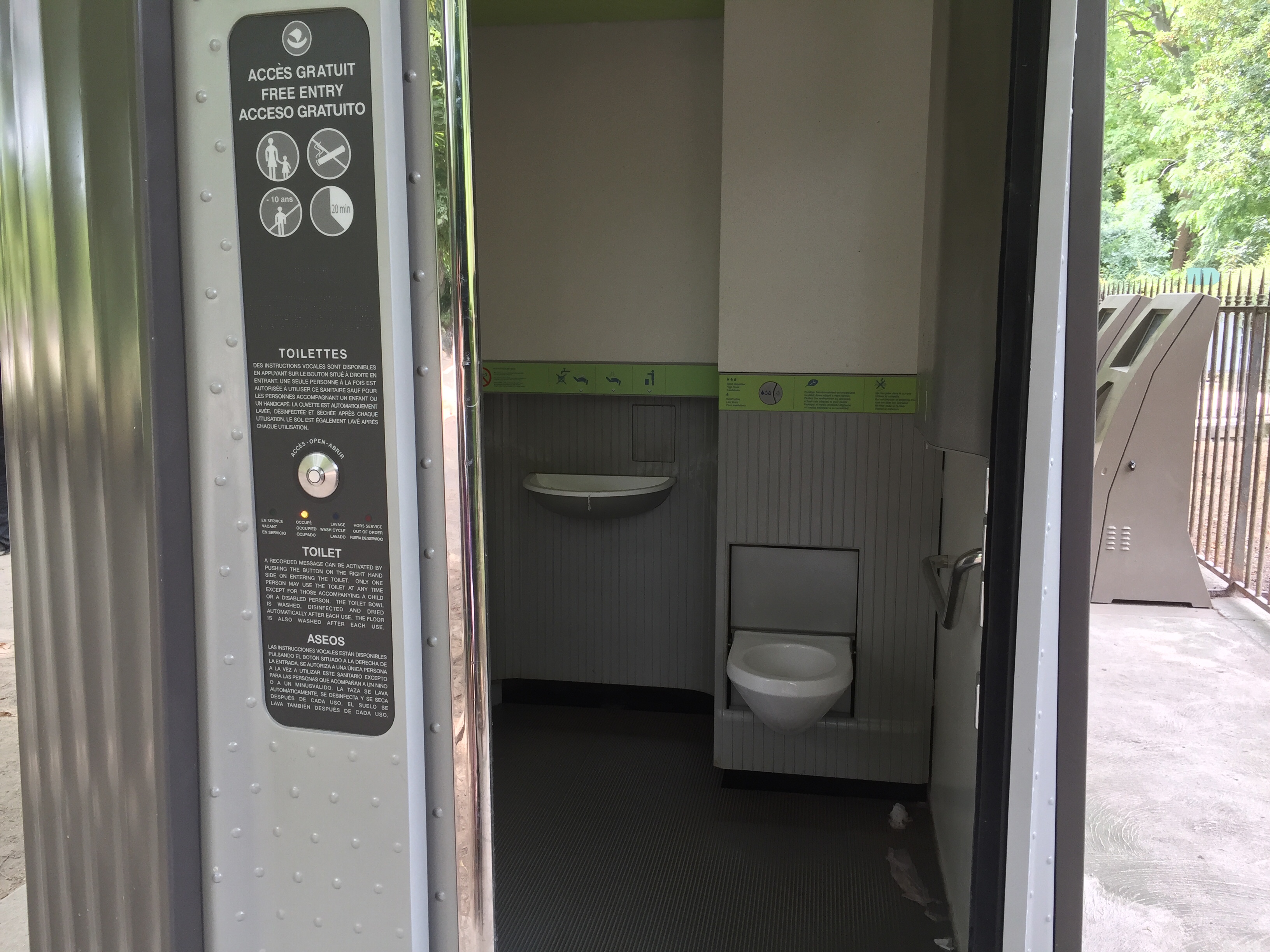 パリの公衆トイレの利用方法、ご存知ですか？何も知らずに入ると… メロントマトの子連れパリ事典