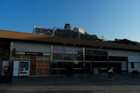 朝の尾道駅
