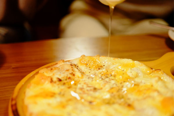 チーズにハチミツが激ウマ クワトロフォルマッジのすすめ ピザの話題