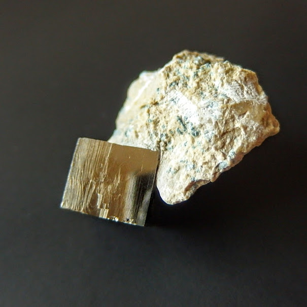 キュービック・パイライト母岩付 スペイン産 56ｇ/ 鉱物・原石